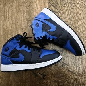 Air Jordan 1 Mid "Black Hyper Royal" (style code: 554725-068).